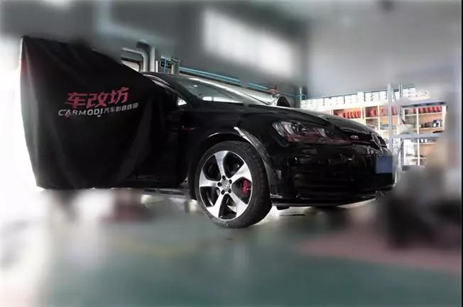 敢和保时捷宝马对飙的小钢炮大众GTI，音响改装起来也是如此拉风！