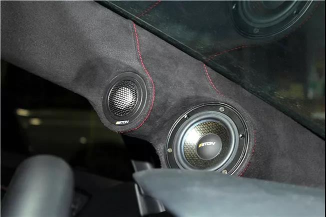 敢和保时捷宝马对飙的小钢炮大众GTI，音响改装起来也是如此拉风！