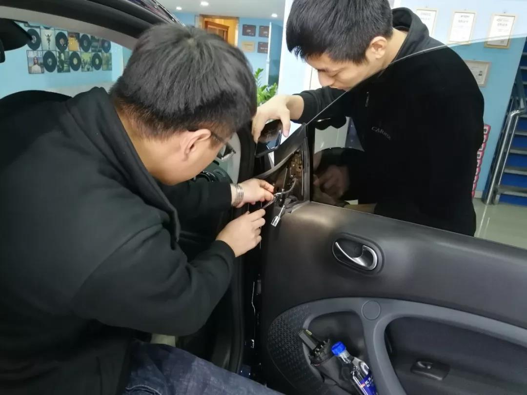 一台超薄低音炮来点亮全场！新款SMART这波升级车主很满意