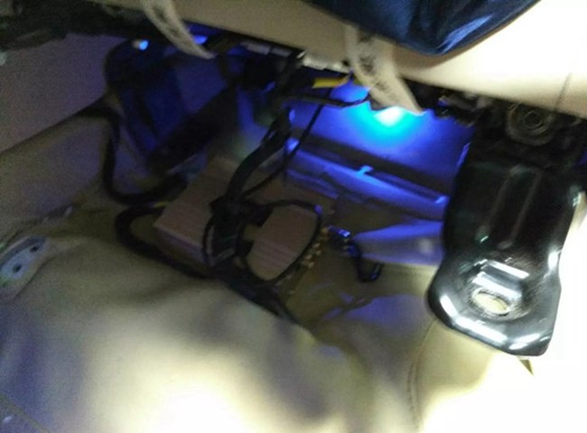 好好照顾 车改坊汽车影音连锁丰田兰德酷路泽改