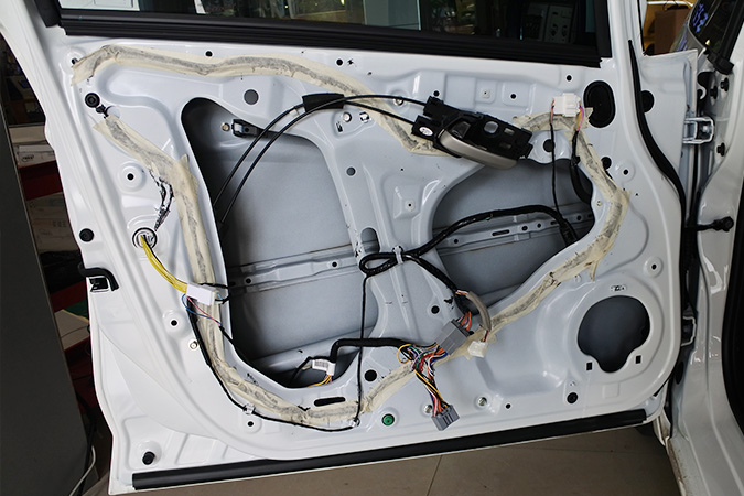 继续普及汽车音响 车改坊汽车影音连锁本田飞度