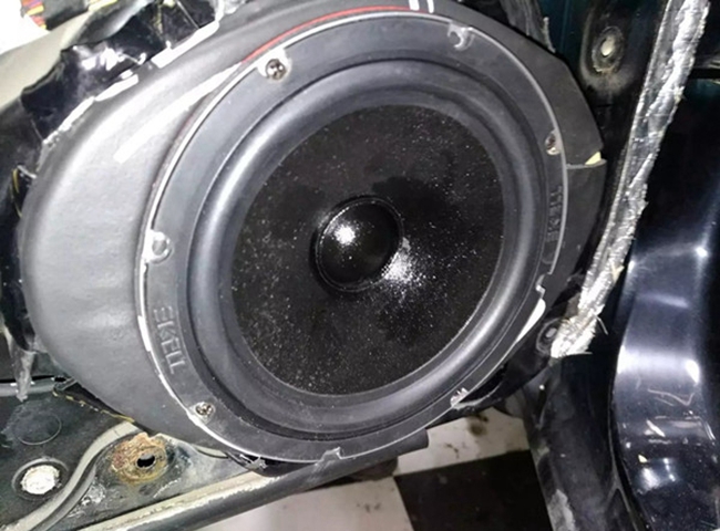 原车音响跟不上节奏？ 车改坊汽车影音连锁奔腾