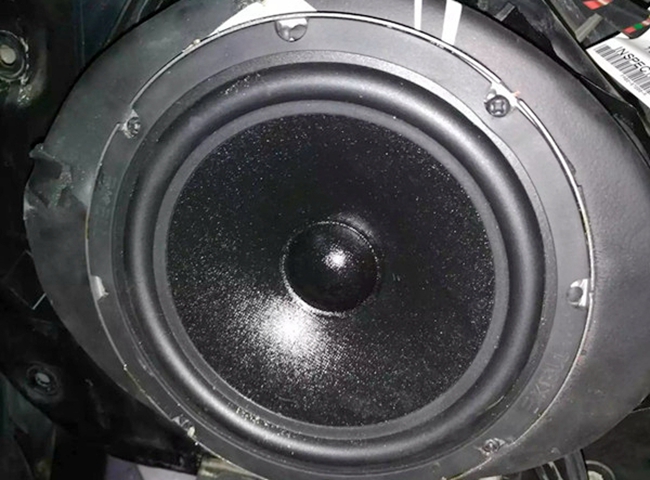 原车音响跟不上节奏？ 车改坊汽车影音连锁奔腾