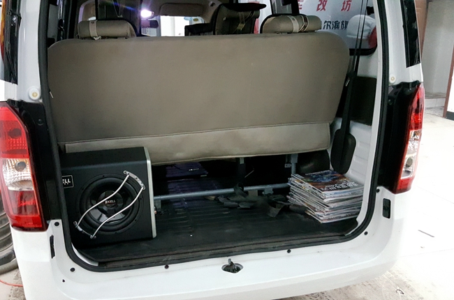 戎马一生此时乐 车改坊汽车影音连锁五菱宏光改