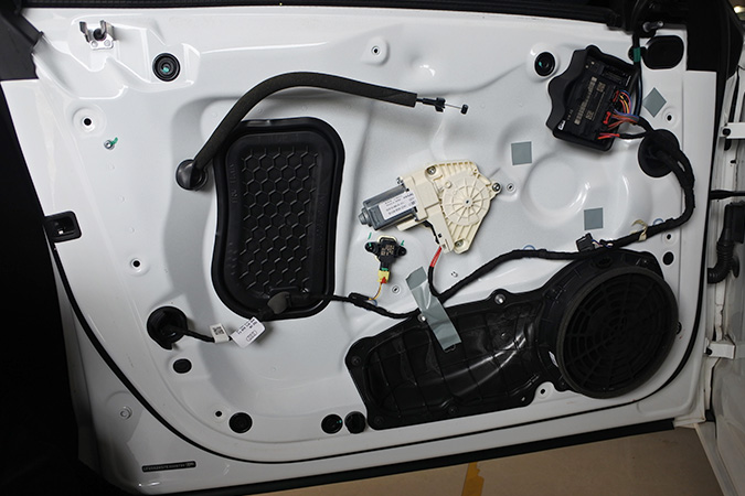 又见“手提箱” 车改坊汽车影音连锁奥迪A6L改装