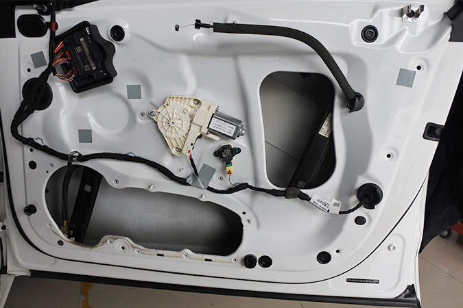 又见“手提箱” 车改坊汽车影音连锁奥迪A6L改装