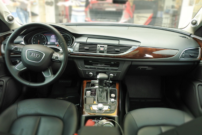 又见“手提箱” 车改坊汽车影音连锁奥迪A6L改装