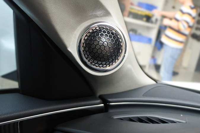 又见“手提箱” 车改坊汽车影音连锁奥迪A6L改装