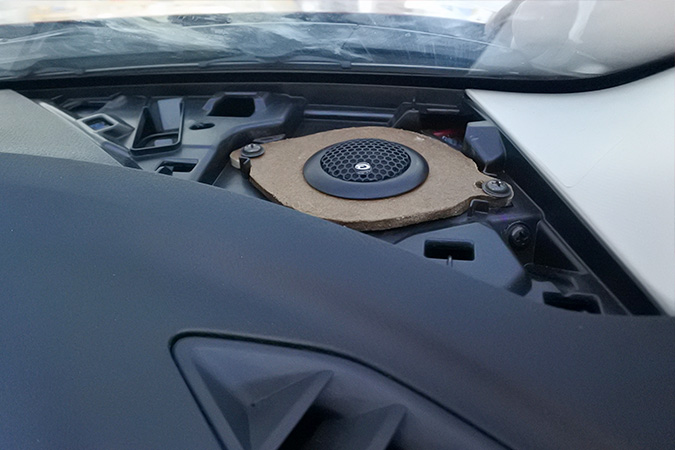 新款车也要改音响 车改坊汽车影音连锁马自达昂