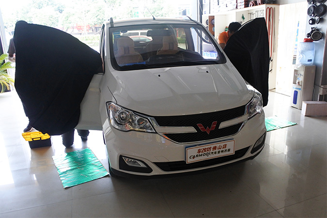 “神车”也要去梗 车改坊汽车影音连锁五菱宏光