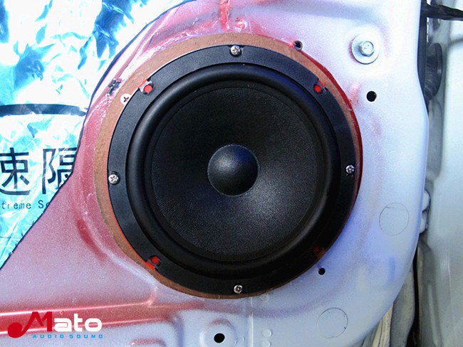 实用音响系统 广州极速日产骐达改装美国霸克音
