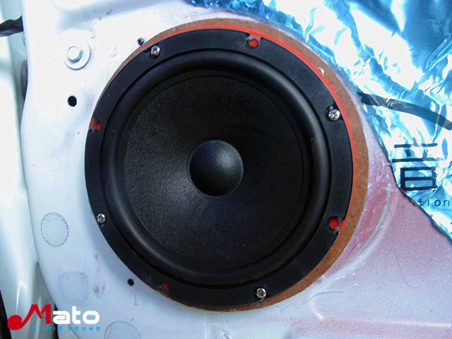 实用音响系统 广州极速日产骐达改装美国霸克音