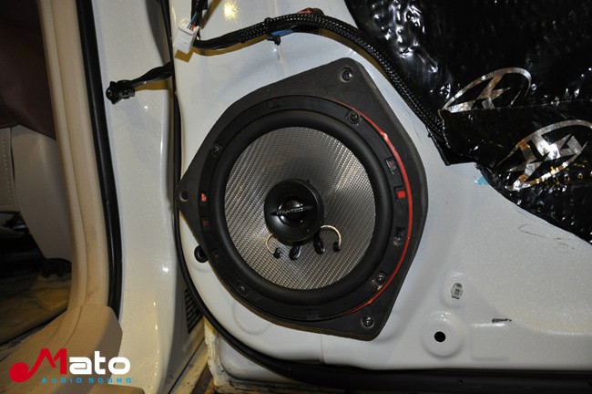 胜在后声场 集结车尚丰田霸道改装意大利TEC音响