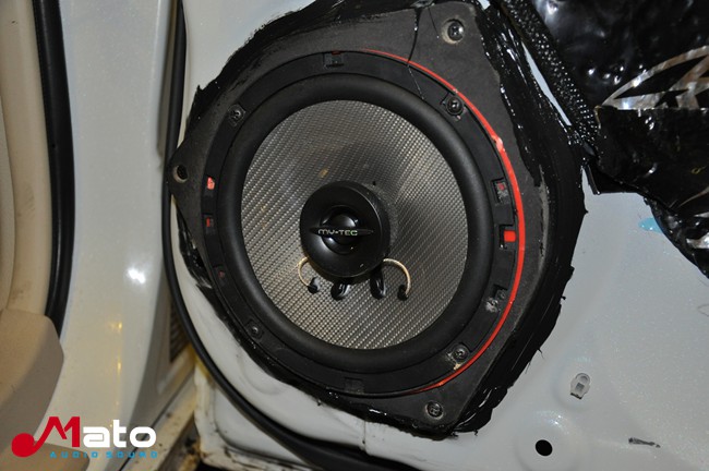 胜在后声场 集结车尚丰田霸道改装意大利TEC音响