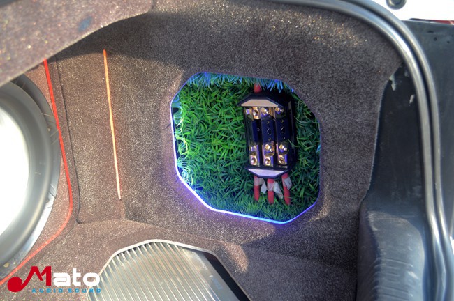 个性张扬 汕头飞龙大众帕萨特改装霸克和TEC音响