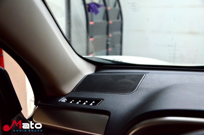 听觉享受 海口龙发丰田RAV4改装美国霸克汽车音响