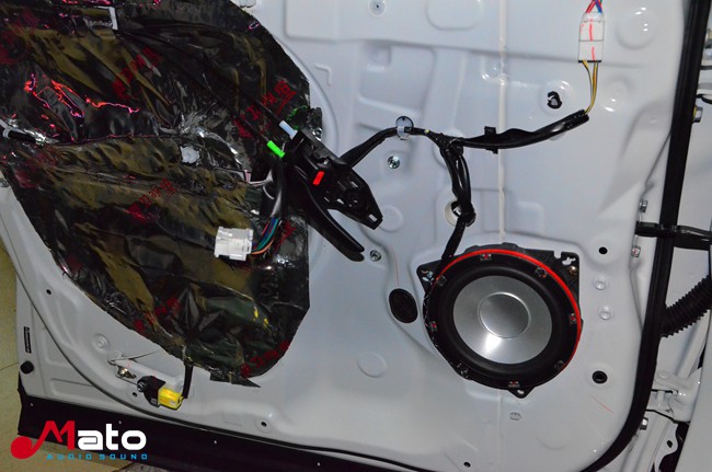 听觉享受 海口龙发丰田RAV4改装美国霸克汽车音响